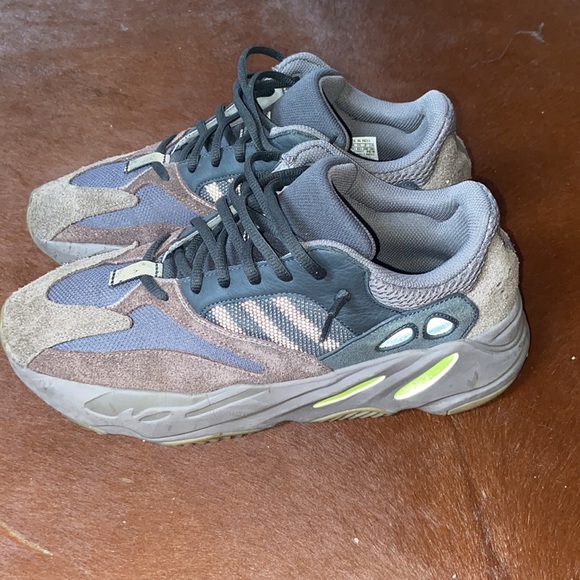 Adidas Yeezy Boost 700 Mauve - Picture 2 of 4
